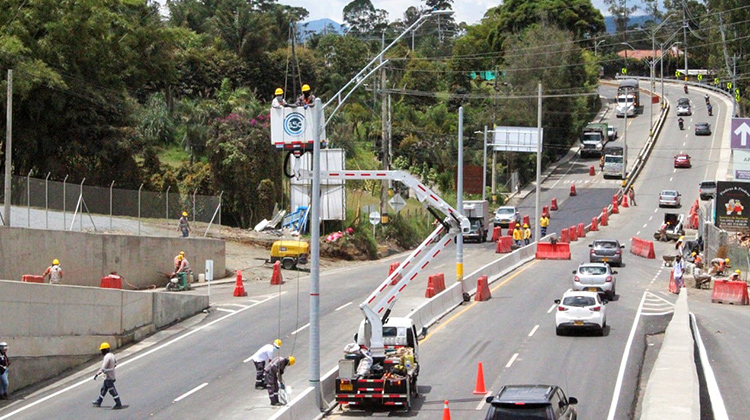 Iluminamos el intercambio vial Manuel Vicente Zuluaga en Rionegro Con la instalación de más de 30 luminarias LED, el intercambio vial Manuel Vicente Zuluaga construido a la altura de la glorieta de Gualanday en Rionegro ha sido iluminado por la ESO
